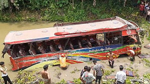 Bus-truck crash kills 3 in Kushtia