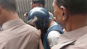বাবার সামনে থেকে স্কুলছাত্রীকে অপহরণ: রিমান্ড শেষে কারাগারে তরুণ