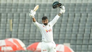 বিপদের আঁধারে ধ্রুপদ শতকে ধ্রুবতারা লিটন