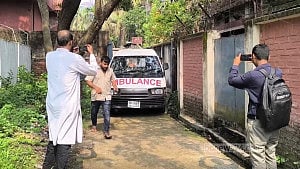 তিনজনের লাশ: স্ত্রী-সন্তানকে হত্যা করে চিন্ময়ের আত্মহত্যা, ধারণা পুলিশের