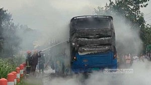মানিকগঞ্জে অক্সিজেনবাহী লরির সঙ্গে সংঘর্ষে পুড়ল যাত্রীবাহী বাস