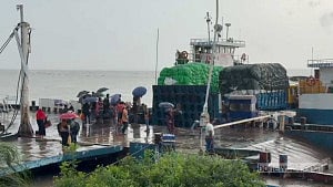 ঝড়ো আবহাওয়া: পৌনে এক ঘণ্টা পর পাটুরিয়া-দৌলতদিয়া ফেরি চালু