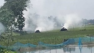 ফুচকা খাওয়া নিয়ে প্রতিপক্ষের গ্রামে গিয়ে হামলা-আগুন, বাদ গেল না বিয়েবাড়িও