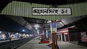 ময়মনসিংহে চলন্ত ট্রেনের ছাদ থেকে পড়ে যুবকের মৃত্যু, আহত ২