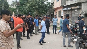 RAB men attacked in Narayanganj
