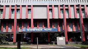 মায়ের সঙ্গে গাড়ির জন্য অপেক্ষা, ডাম্প ট্রাকের চাকায় প্রাণ গেল মেয়ের