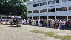 গ্যাস বিস্ফোরণে নিহত একই পরিবারের ৫ জনকে পটুয়াখালীতে দাফন