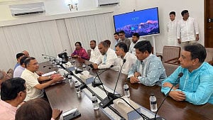 সিটি করপোরেশনের পরিচ্ছন্নতা কর্মীদের ঈদ বোনাস দিলেন প্রধানমন্ত্রী