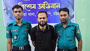 Policeman held with 50,000 yaba pills in Ctg