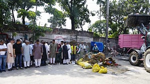রাত ২টার আগেই ঢাকা উত্তর সিটির বর্জ্য অপসারণের আশা এলজিআরডি প্রতিমন্ত্রীর