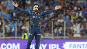 ২ ওভারে ৪৫ রান, এ কোন রাশিদ খান!