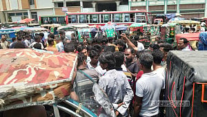 পুলিশের বিরুদ্ধে ‘চাঁদাবাজির’ অভিযোগ: সাভারে রিকশা চালকদের অবরোধ