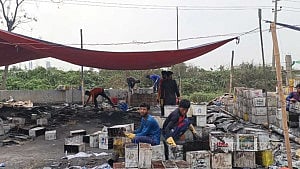 সাভারে অবৈধ সিসা কারখানার বিষাক্ত ধোঁয়ায় বিপন্ন জনস্বাস্থ্য, ঝুঁকিতে শিশুরা