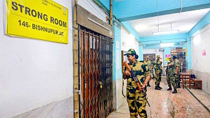 পশ্চিমবঙ্গে নির্বাচন: ‘স্ট্রংরুম’ ঘিরে উত্তেজনা, পালা করে পাহারা
