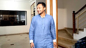 কালকে যদি নিশ্চয়তা দেওয়া হয় হয়রানি করা হবে না, পরশুই দেশে ফিরব: সাকিব