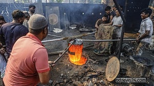প্রপেলার কারখানা: ঝুঁকি নিয়ে কাজ করছেন শ্রমিকরা