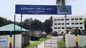 ‘সড়কে চাঁদাবাজি’: হাটিকুমরুল হাইওয়ে থানার এসআই-এএসআই প্রত্যাহার