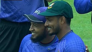 বগুড়ার তানজিদকে টেস্ট ক্যাপ দিয়ে মুশফিকের ‘স্পেশাল’ মুহূর্ত