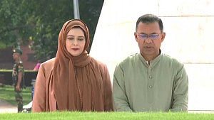 বাবা-মায়ের কবর জিয়ারত করলেন প্রধানমন্ত্রী