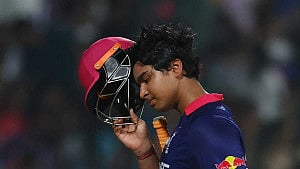 আভিশেককে ছাড়িয়ে গেইলের কাছে সুরিয়াভানশি