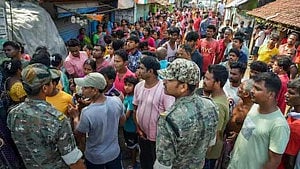 পশ্চিমবঙ্গে ১৫ বুথে পুনর্নির্বাচনের মাঝে তৃণমূল-বিজেপি মারামারি