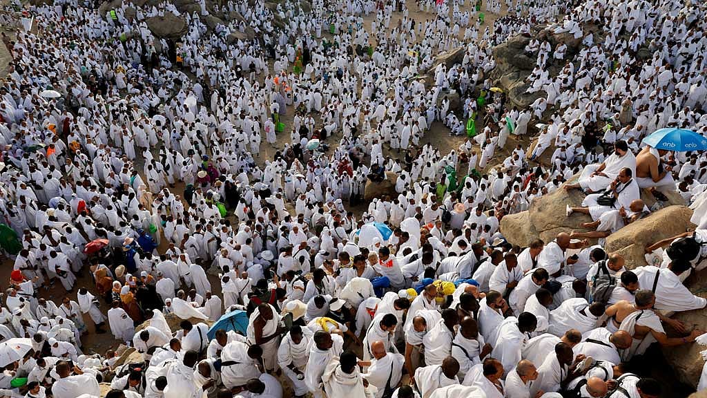 সৃষ্টিকর্তার কাছে হাজিরা দিতে তাদের ‘লাব্বাইক আল্লাহুমা লাব্বাইক’ ধ্বনিতে মুখরিত হয়ে উঠেছে বিদায় হজের স্মৃতি বিজড়িত আরাফাত ময়দান। ছবি রয়টার্স