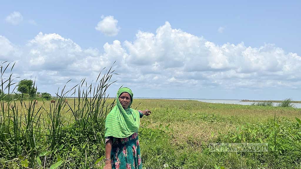 আগাম বন্যা আর জোয়ারের অস্বাভাবিক পানিতে তলিয়ে যাওয়া বাদাম ক্ষেত দেখাচ্ছেন বিবি রহিমজান।
