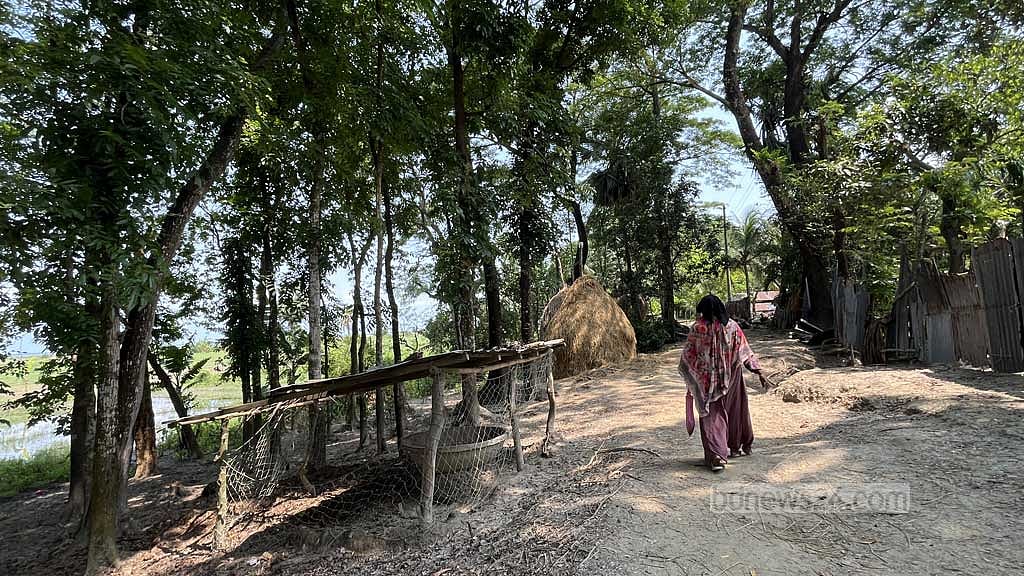 গ্রামের নারীরা পুরুষের চেয়ে ৫ থেকে ৭ গুণ বেশি সময় দেন অবৈতনিক ঘরের কাজে।