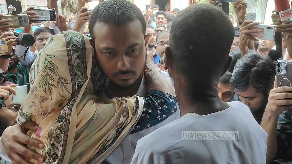 বিএসএফের গুলিতে নিহত দুই বাংলাদেশির পরিবারের সদস্যদের সঙ্গে সাক্ষাৎ করেন নাসীরুদ্দীন পাটওয়ারী। 