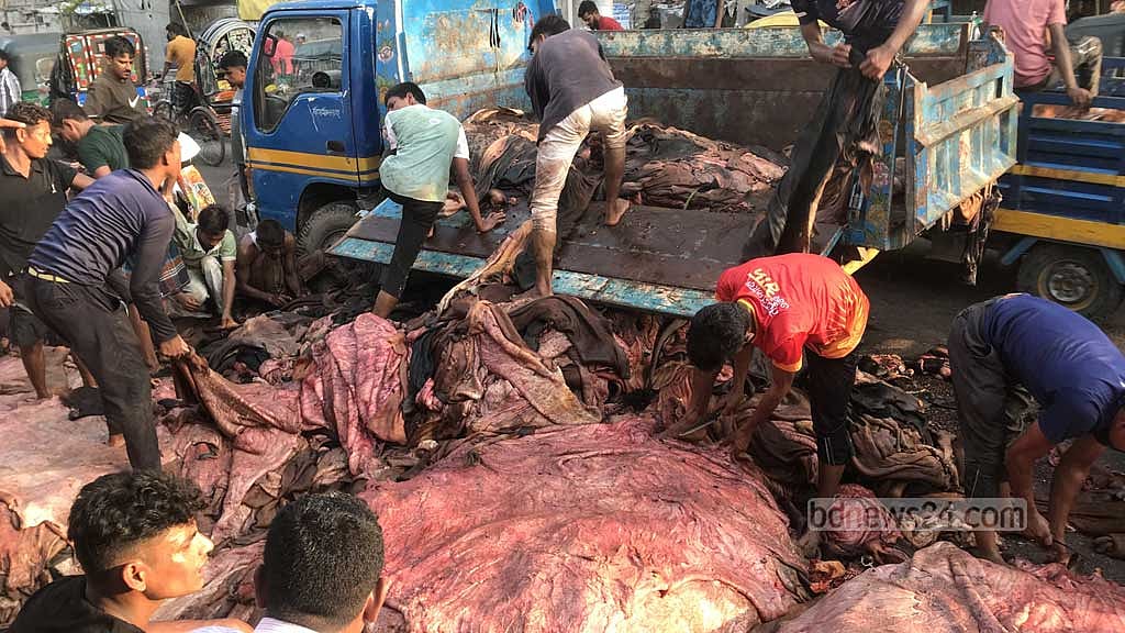 চট্টগ্রাম নগরীতে পাড়া-মহল্লা থেকে সংগ্রহ করা চামড়া বিক্রির জন্য রাস্তার পাশে নামিয়ে রাখা হচ্ছে। ছবি: সুমন বাবু