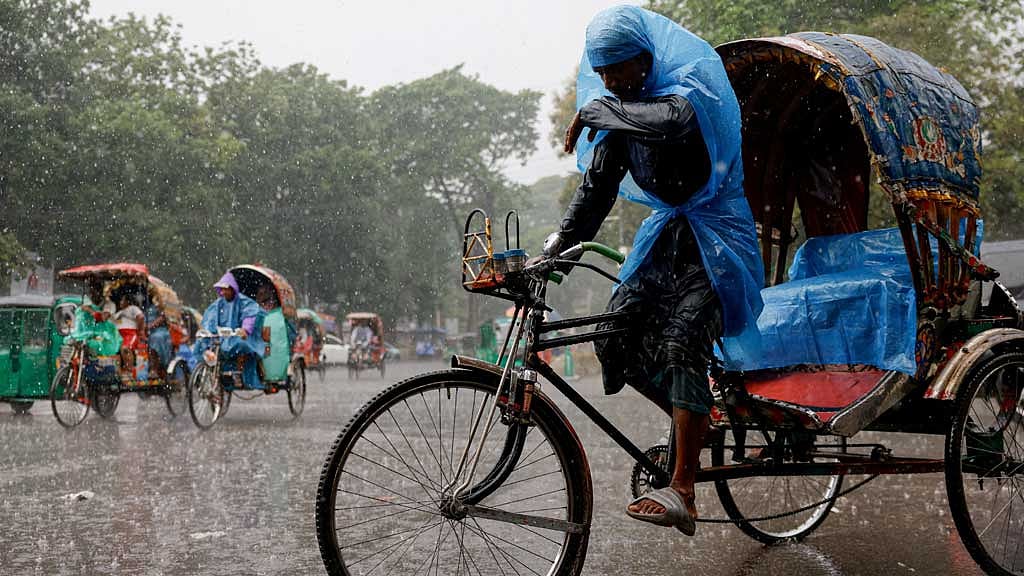 বৃষ্টিস্নাত ঢাকা। ছবি রয়টার্স