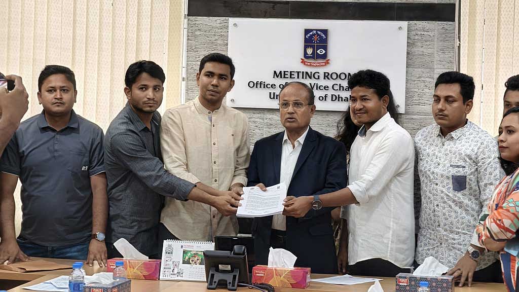 ক্যাম্পাসে ‘ছাত্রশিবিরের দখলদারত্ব’ বন্ধ করাসহ নানা দাবিতে মঙ্গলবার উপাচার্যকে স্মারকলিপি দেন ছাত্রদলের নেতাকর্মীরা।