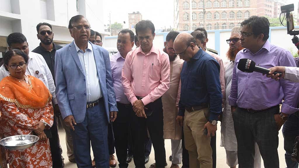 এইডিসের লার্ভা জরিপে শুরু করেছে ঢাকা দক্ষিণ সিটি করপোরেশন। ফুলবাড়িয়া মোড়ের কেন্দ্রীয় পশু হাসপাতালে জরিপ কার্যক্রম সরেজমিনে ঘুরে দেখেন প্রশাসক আবদুস সালাম।