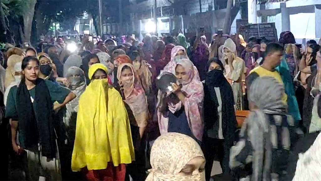 ছাত্ররাজনীতি নিষিদ্ধের দাবিতে শনিবার রাতে বিক্ষোভে নামেন ইডেন মহিলা কলেজের একদল শিক্ষার্থী।  