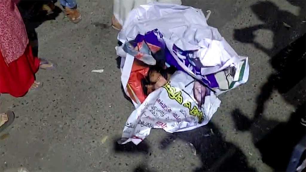 ছাত্রদলের ব্যানার ছিড়ে আগুন ধরিয়ে দেওয়ার চেষ্টা করা হয়।
