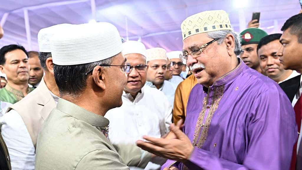 বৃহস্পতিবার জাতীয় ঈদগাহ ময়দানে ঈদুল আজহার প্রধান জামাত শেষে শুভেচ্ছা বিনিময় করেন রাষ্ট্রপতি মো. সাহাবুদ্দিন ও প্রধানমন্ত্রী তারেক রহমান। ছবি: পিএমও