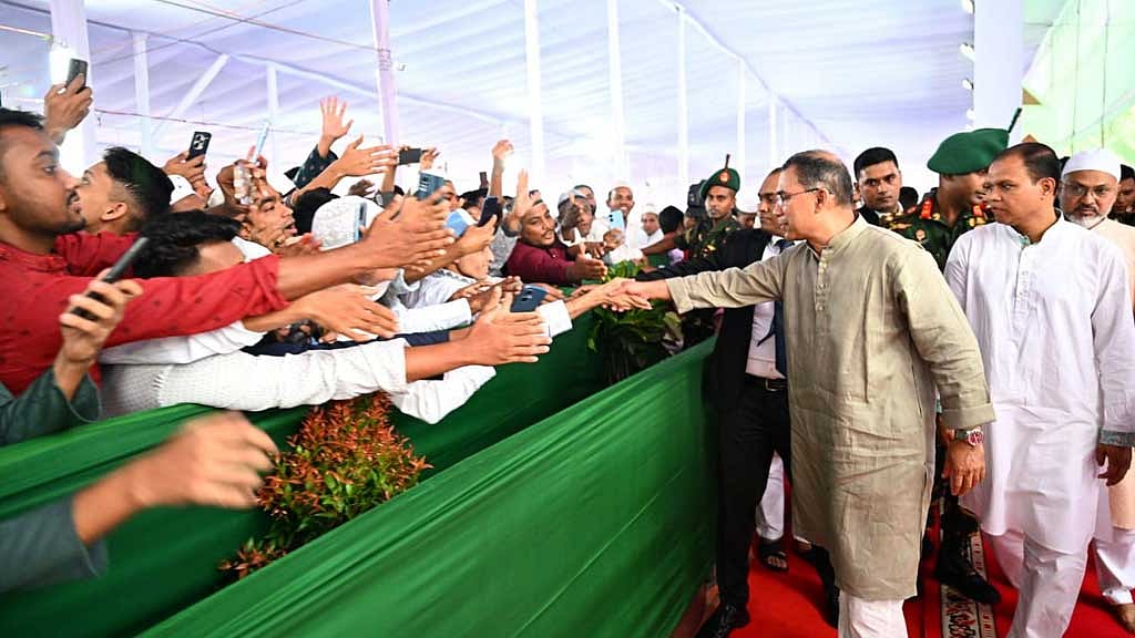 বৃহস্পতিবার জাতীয় ঈদগাহ ময়দানে ঈদুল আজহার প্রধান জামাত শেষে সব শ্রেণি পেশার মানুষের সঙ্গে শুভেচ্ছা বিনিময় করেন প্রধানমন্ত্রী তারেক রহমান। ছবি: পিএমও