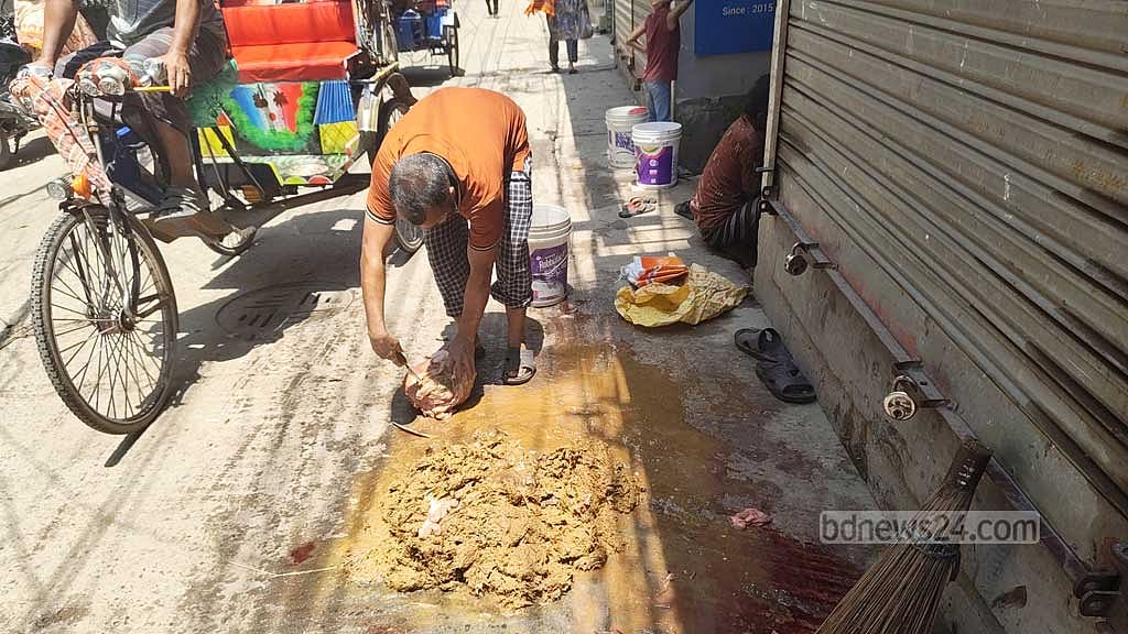 রাজধানীর শান্তিবাগ এলাকায় পশুর বর্জ্য সরাচ্ছেন এক কর্মী। 