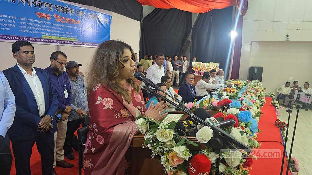 হট্টগোলের মধ্যে বক্তব্য দিচ্ছেন প্রতিমন্ত্রী শামা ওবায়েদ।