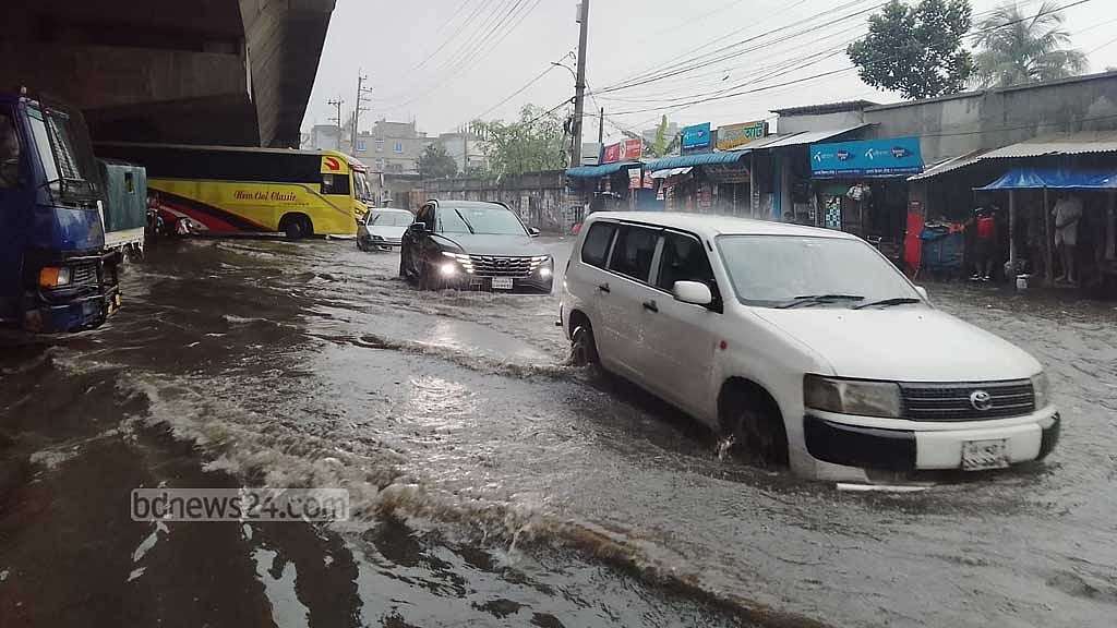 ঈদযাত্রার পথে ভোগান্তি বাড়িয়েছে বৃষ্টি। 