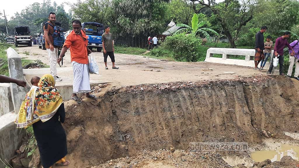 জঙ্গল ছলিমপুরের আলীনগর এলাকায় আইনশৃঙ্খলা বাহিনীর অভিযান ঠেকাতে কয়েকটি স্থানে সড়ক কেটে প্রতিবন্ধকতা তৈরি করা হয়। ছবি: সুমন বাবু