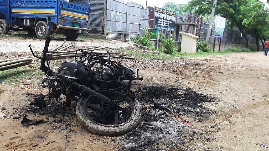 চট্টগ্রামের জঙ্গল ছলিমপুরে রোববার রাতে যৌথ বাহিনীর সঙ্গে গোলাগুলির পর সকালে সড়কের পাশে একটি পোড়া মোটরসাইকেল পড়ে থাকতে দেখা যায়। ছবি: সুমন বাবু