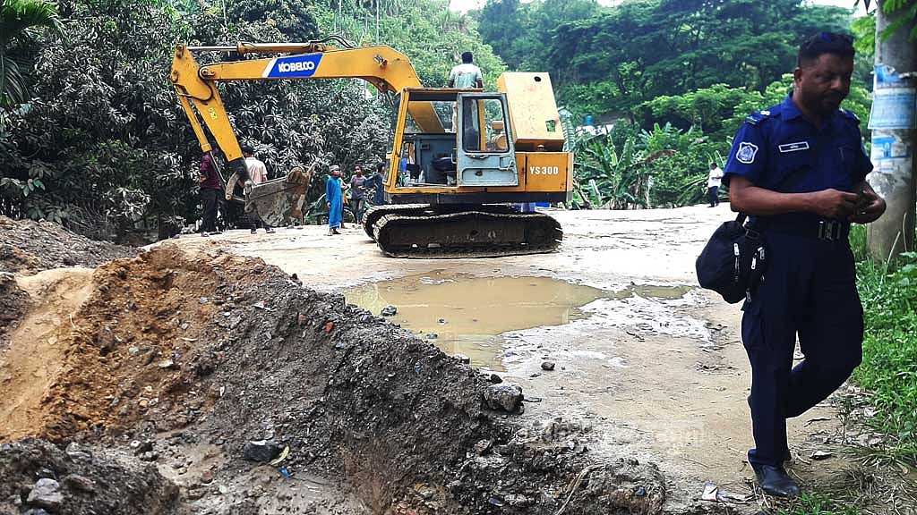 জঙ্গল ছলিমপুরের আলীনগর এলাকায় আইনশৃঙ্খলা বাহিনীর অভিযান ঠেকাতে কয়েকটি স্থানে সড়ক কেটে প্রতিবন্ধকতা তৈরি করা হয়। ছবি: সুমন বাবু
