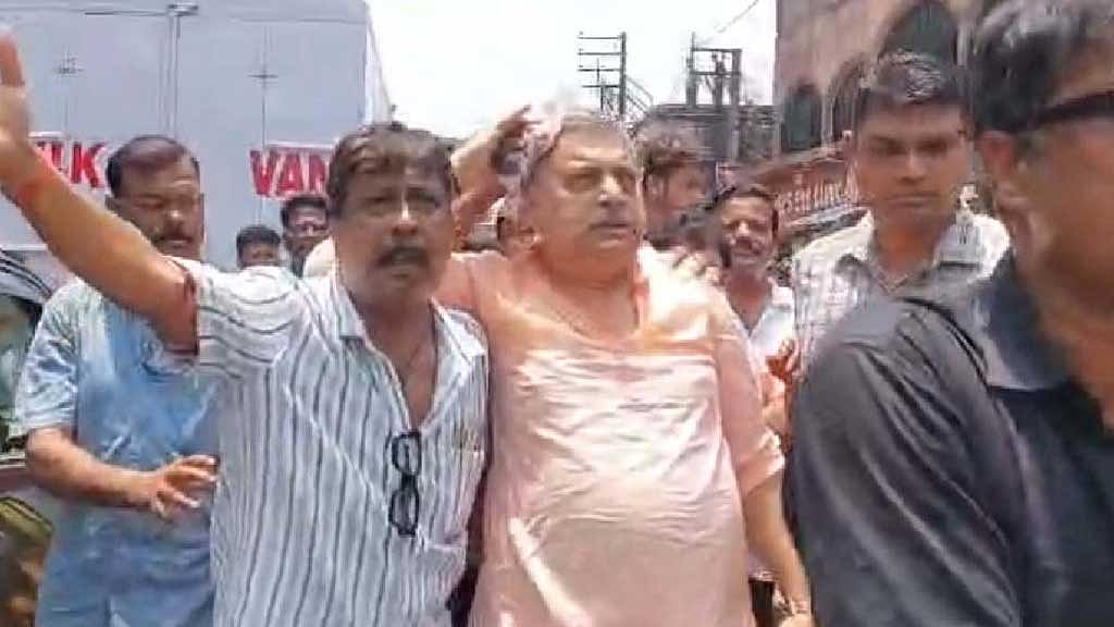 আহত কল্যাণ বন্দ্যোপাধ্যায়কে সরিয়ে নিচ্ছেন তৃণমূল কর্মীরা। ছবি আনন্দবাজার পত্রিকা। 