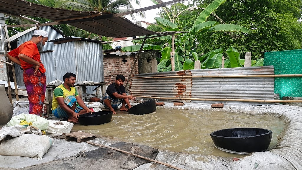 এভাবেই ধৈর্য ও মেধার সমন্বয়ে ধুলোবালি থেকে মহার্ঘ ধাতু উদ্ধার করেন ছালি ব্যবসায়ীরা, ছবি: লেখক।