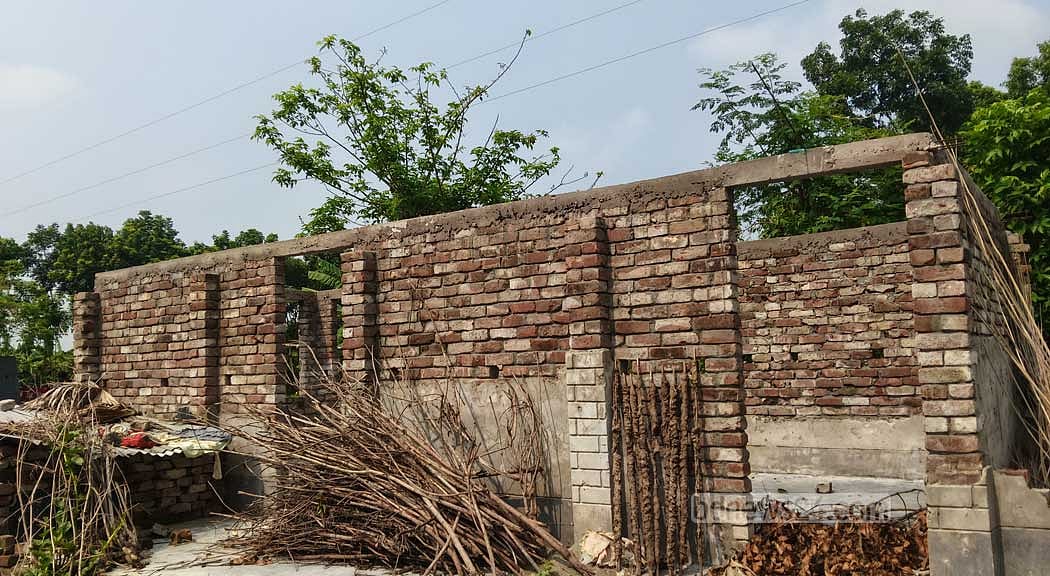 হিটু শেখের পুড়িয়ে দেওয়া বাড়িতে নতুন করে পাকা ঘর করা হচ্ছে। 