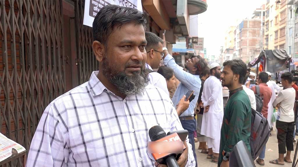 অভিন্ন শোকের বন্ধন: পল্লবীতে নিহত রামিসার বাবাকে সহমর্মিতা জানাতে এসেছেন ব্রাহ্মণবাড়িয়ায় নিহত শিশু নিশাতের বাবা আবু সাদিক মিয়া।
