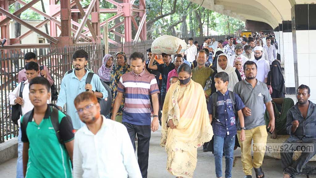 ঈদের ছুটি শেষে কমলাপুর রেলওয়ে স্টেশনে ঢাকামুখী মানুষের চাপ বেড়েছে।