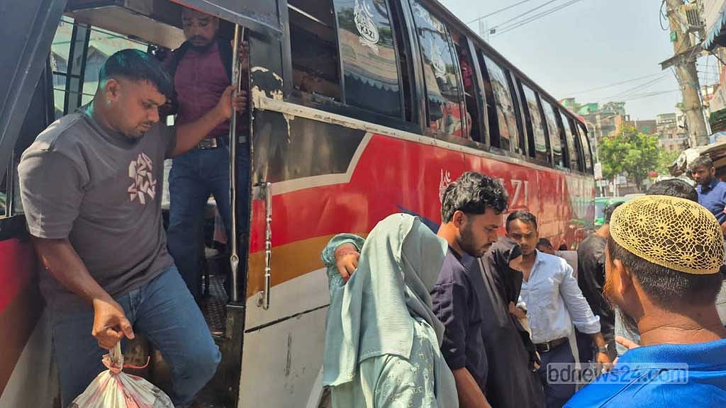 ঈদের ছুটি শেষে ঢাকায় ফিরতে শুরু করেছে মানুষ।