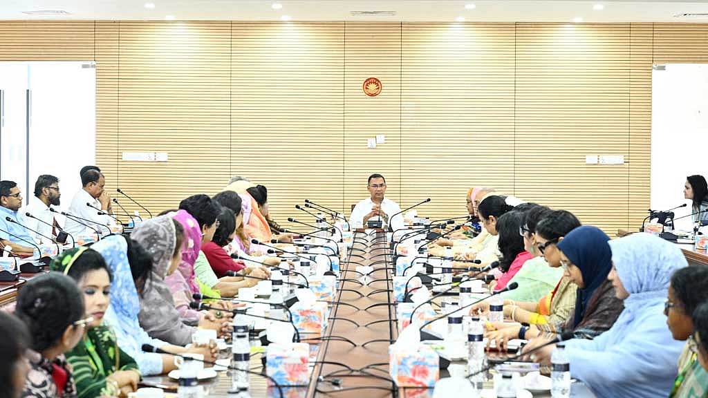 প্রধানমন্ত্রীর সঙ্গে নারী সংসদ সদস্যরা।